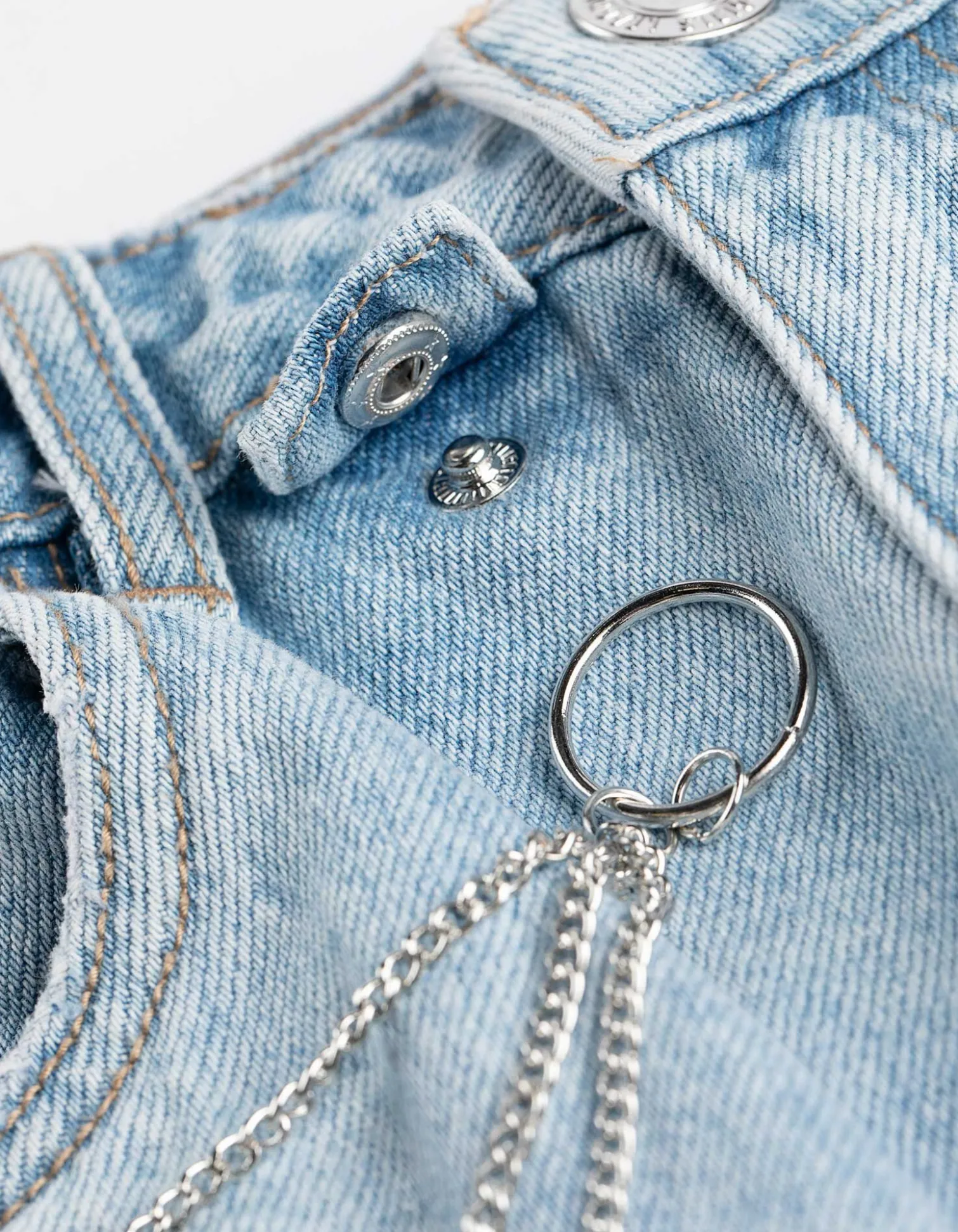 Jeans - Kettedetail - hellblau