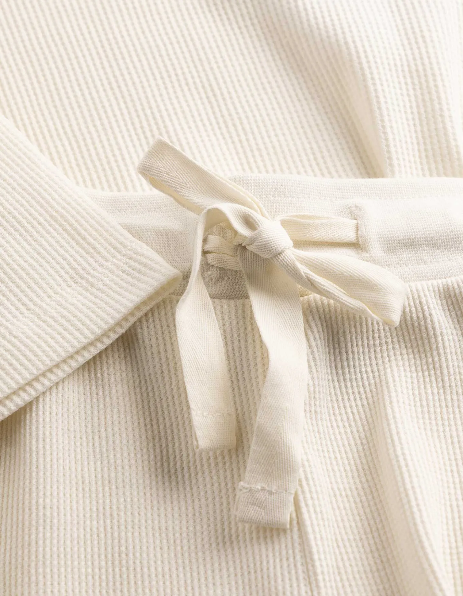 Pyjama Set aus Shirt und Shorts - Waffelstruktur - weiß