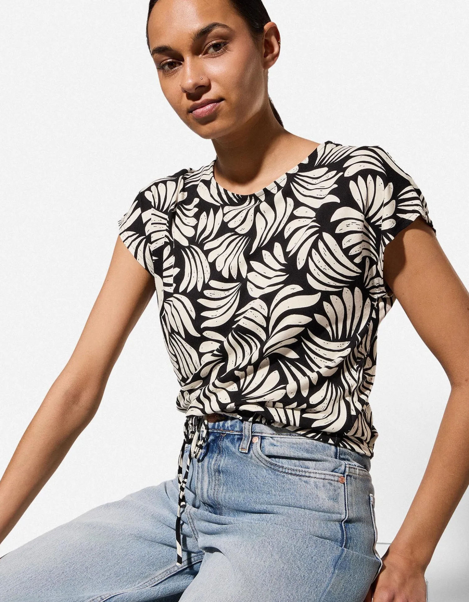 T-Shirt - Florales Muster - schwarz