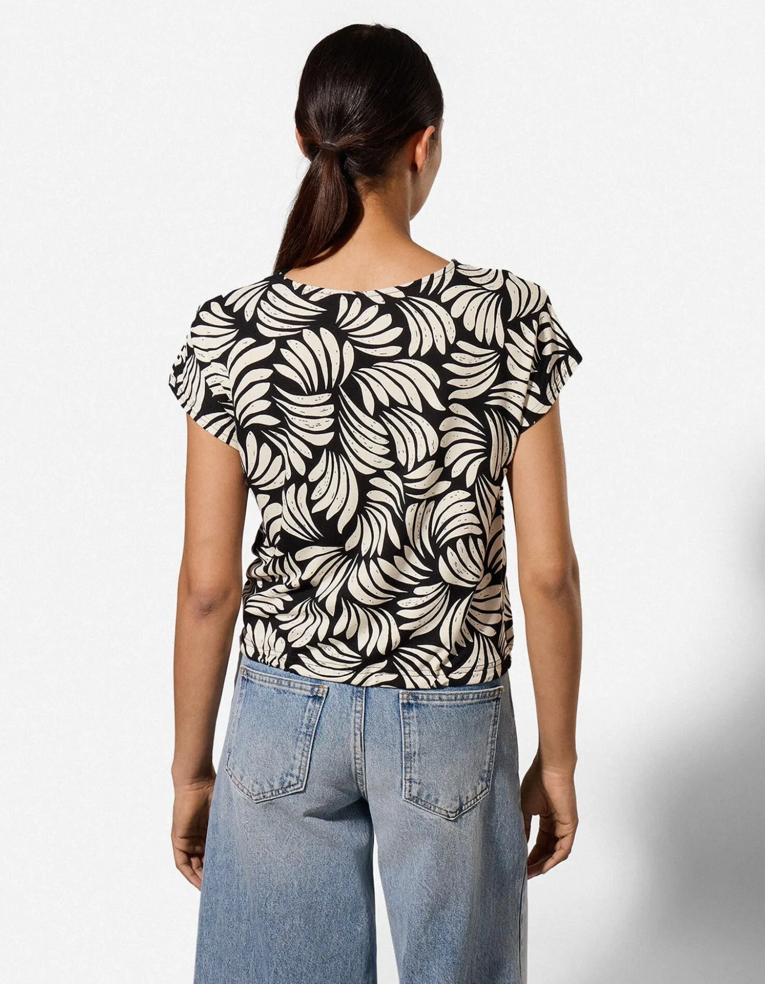 T-Shirt - Florales Muster - schwarz