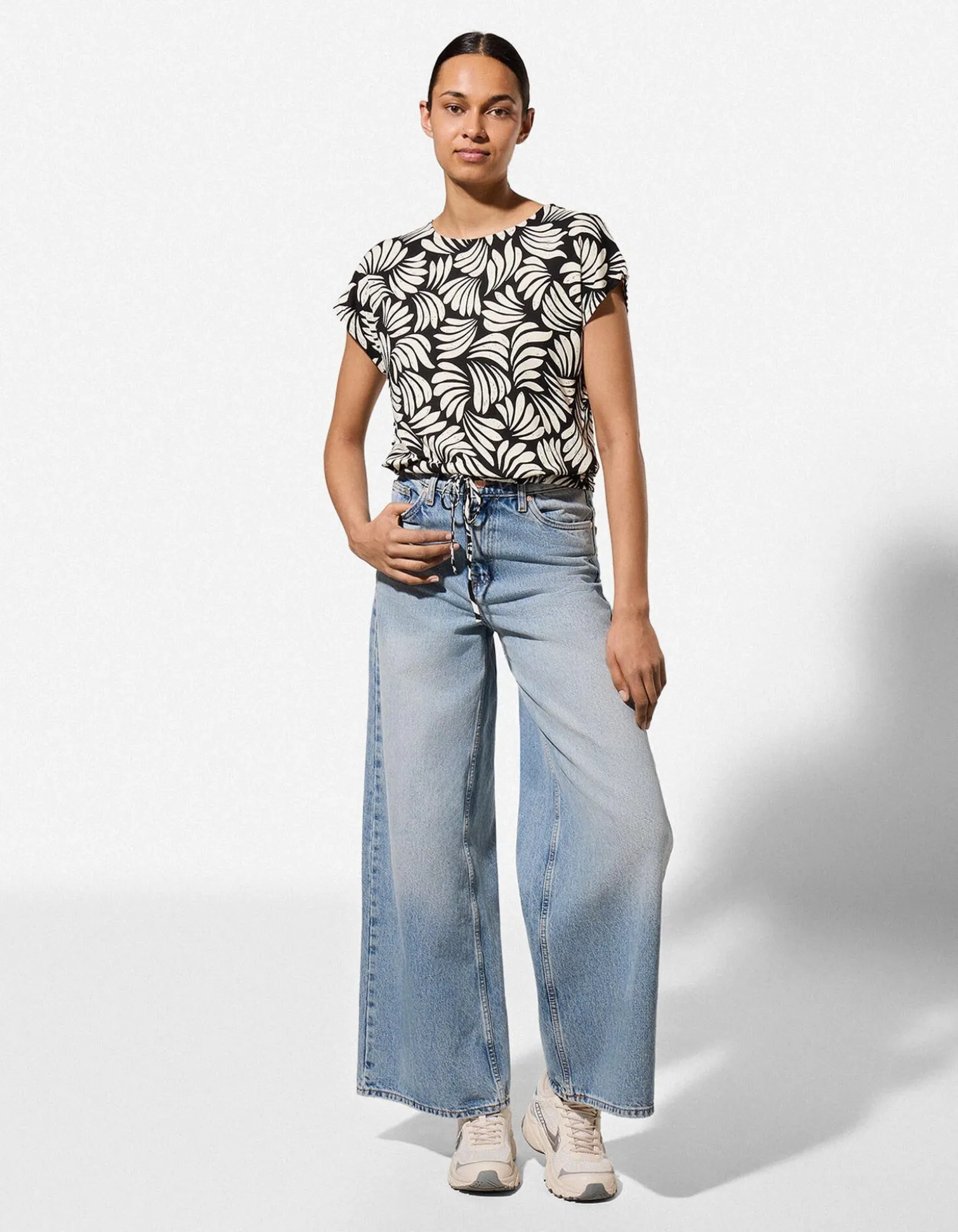 T-Shirt - Florales Muster - schwarz