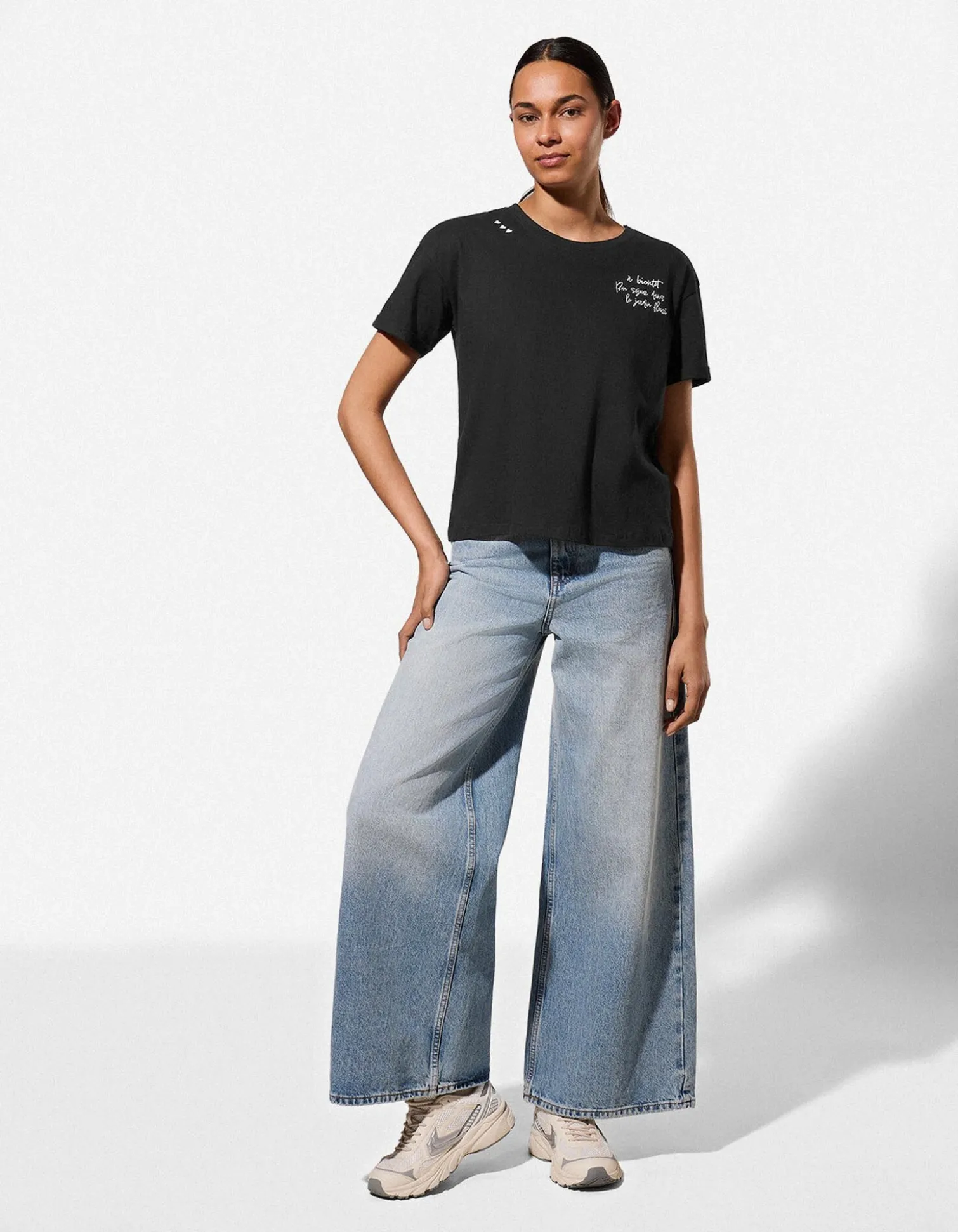 T-Shirt - Stickereien - schwarz